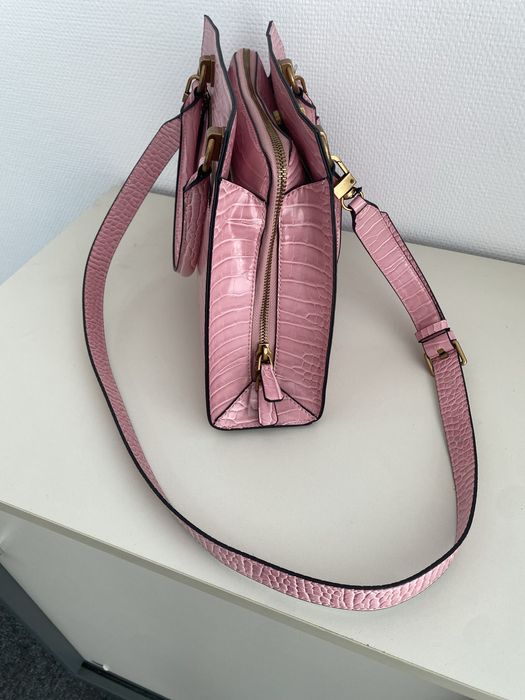 Geantă Guess Katey Croc Pink – Nouă cu etichetă