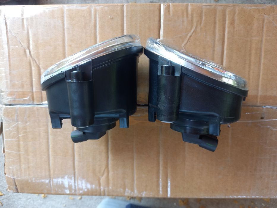 Proiectoare Renault Trafic Opel Vivaro Nissan Primastar