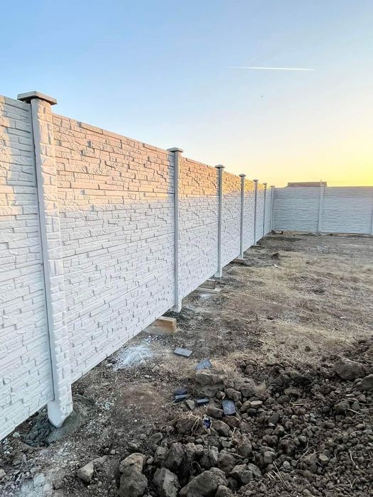 Garduri din beton armat din stoc sau pe comanda placi de gard stâlpi