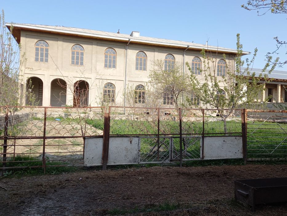 Уй сотилади (700 кв.м)