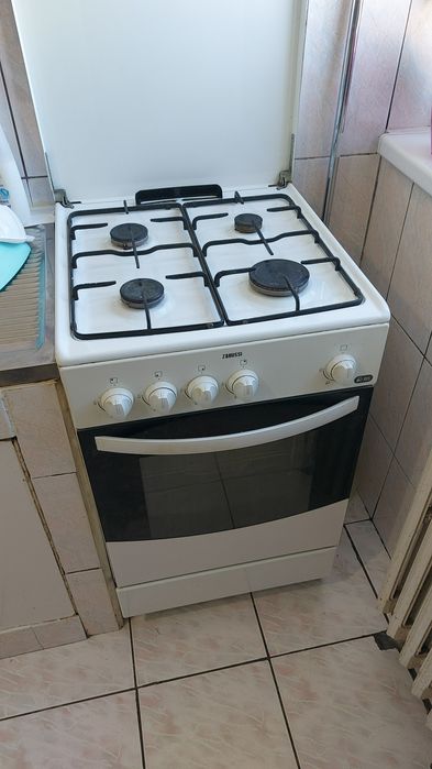 Vând aragaz Zanussi