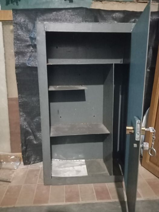 Продам металлический сейф