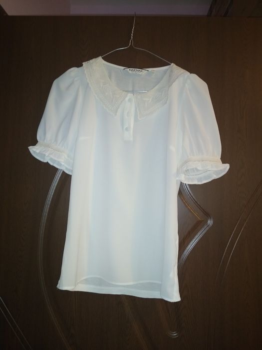 Елегантна бяла блуза .С красива дантелена яка.