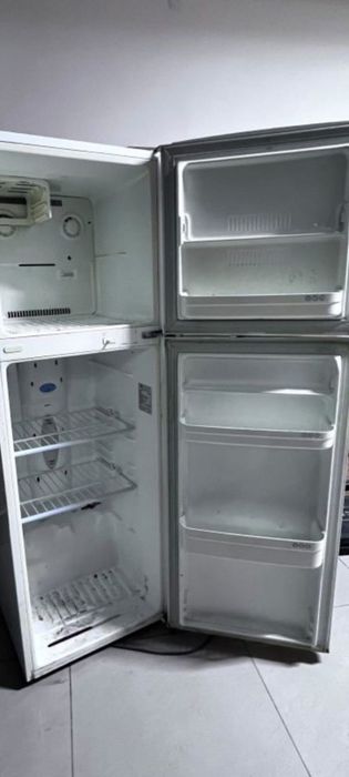 Холодильник белого цвета марки LG