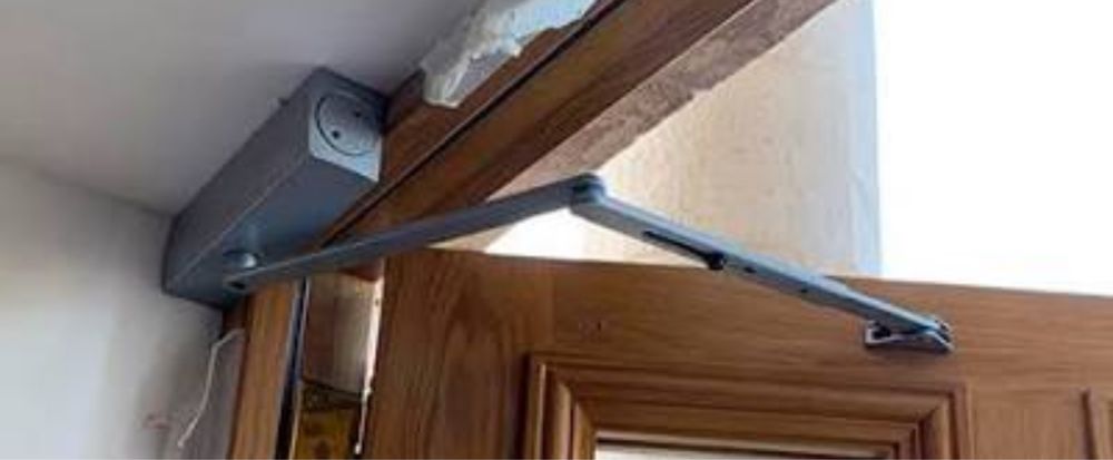 Доводчик для двери.