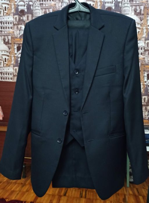 Продаю костюм тройка.