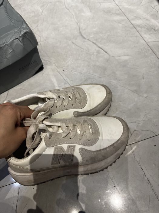 Кроссовки белые повседневные