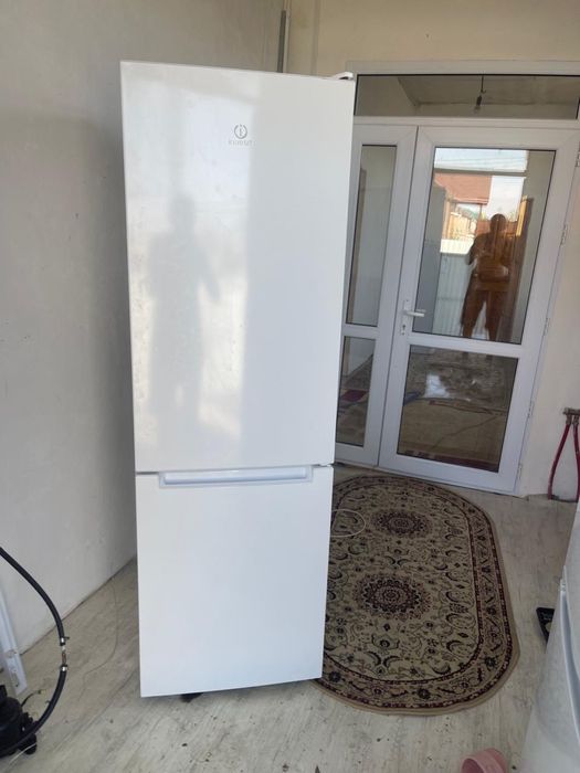 Продам хололдильник Индезит