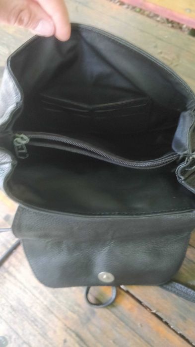 Vând ghiozdan negru de piele