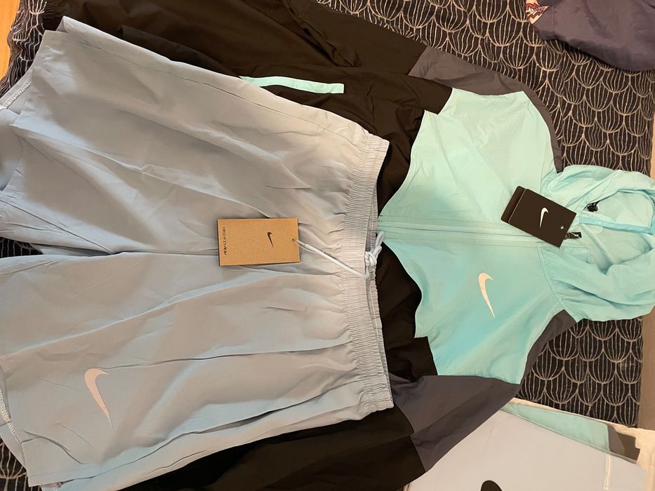 Set Nike geacă de ploaie și vânt și pantaloni scurți
