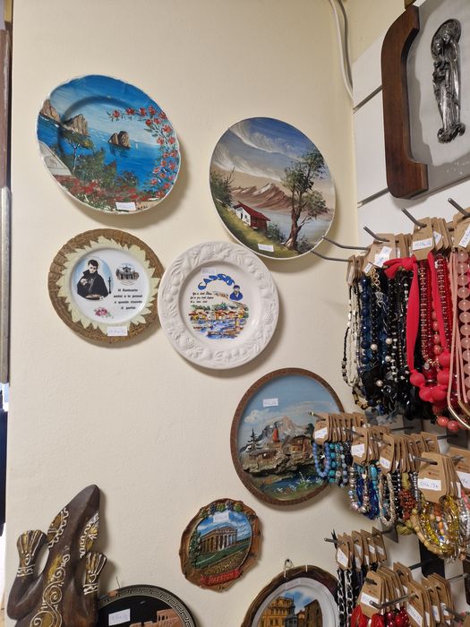 Разпродажба чинии за стена