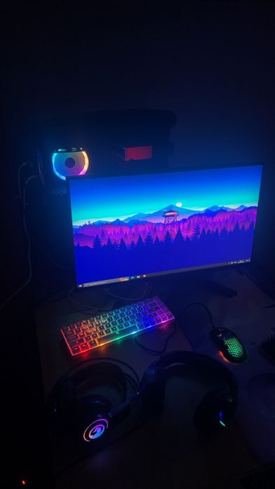 Vand setup de gaming cu monitor de 240hz