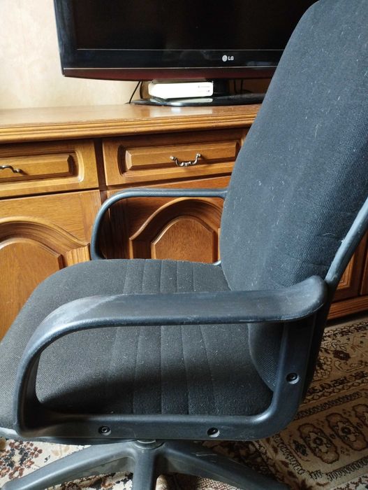 Продавам запазен офис стол черен