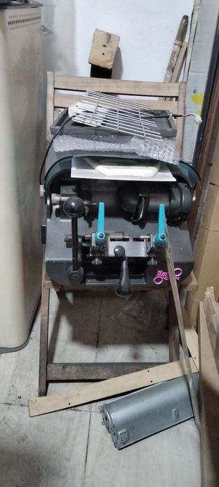 Vand masina copiat chei aproape noua