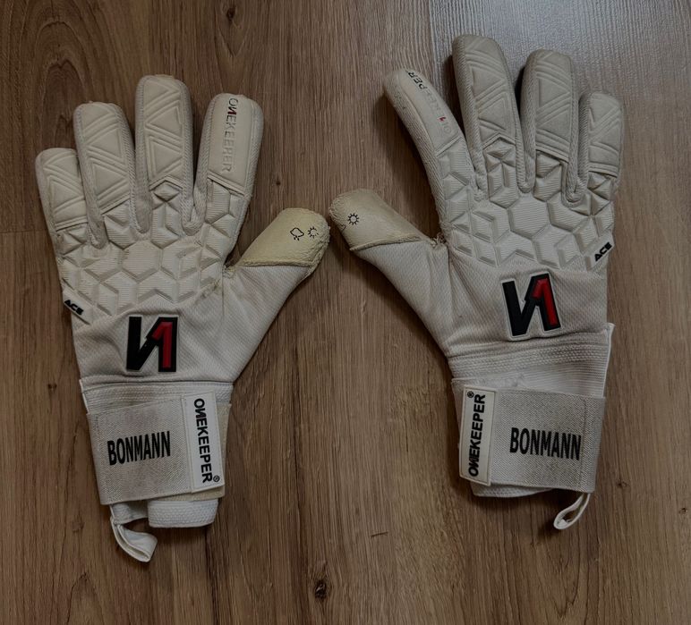 Вратарски ръкавици носени от Хендрик Бонман(Лудогорец)