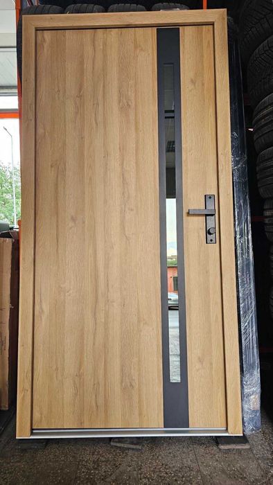 Врата "ЕРКАДО", чисто нова, с размери 105 х 210 см., с алуминиева каса. Цена - 1560 €.
