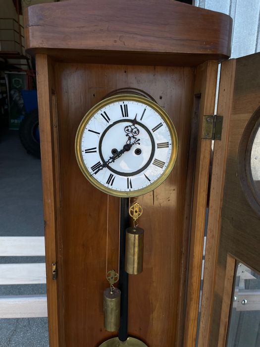 Стенен часовник с махало