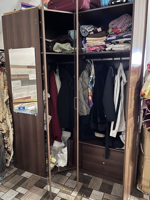 Деревянный шкаф