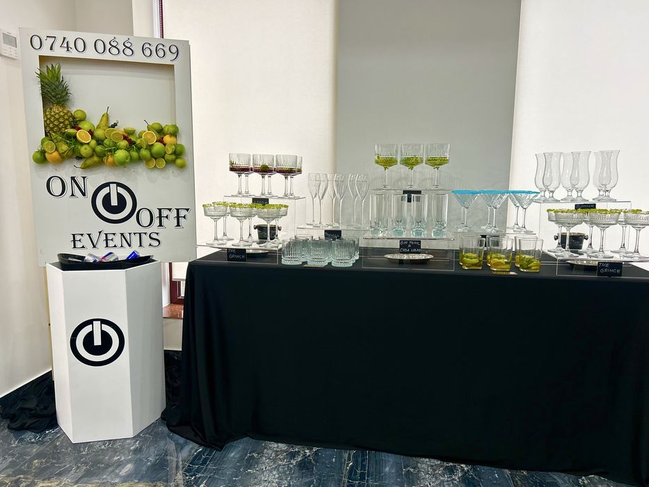 Bar mobil luminat cu mese de cocktail luminate