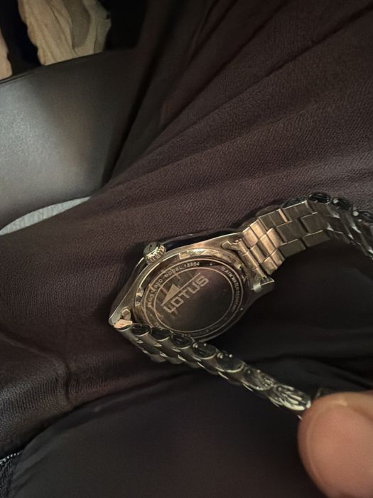 Lotus часовник нов