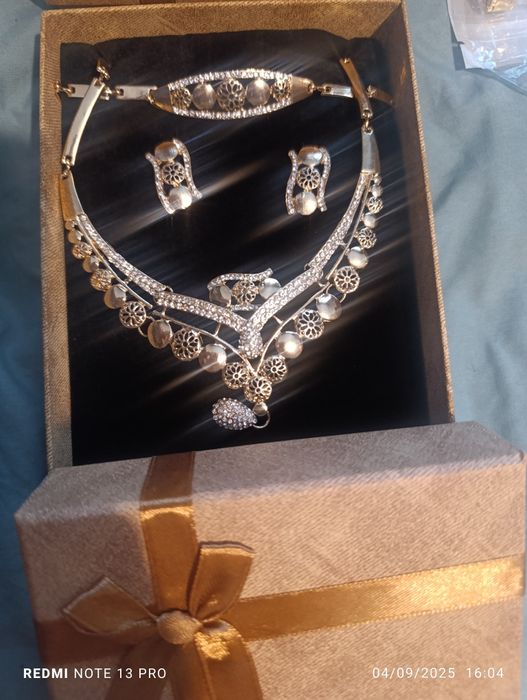 Shoxona 24 karat oltin bilan qoplangan ayollar taqinchoqlari