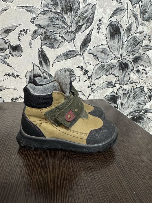 Продам супер ботинки 24 р