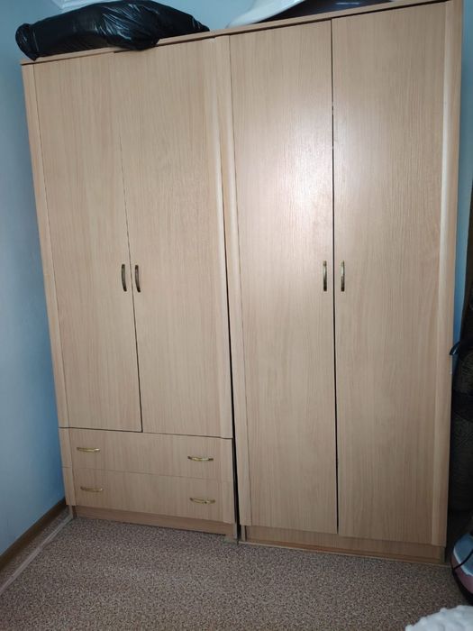 Шкафы для одежды и диван для гостей