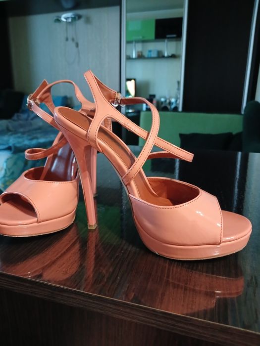 Продам босоножки на шпильке