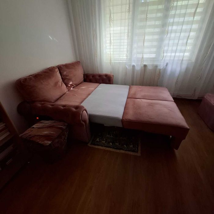 Vând canapea extensibilă din catifea