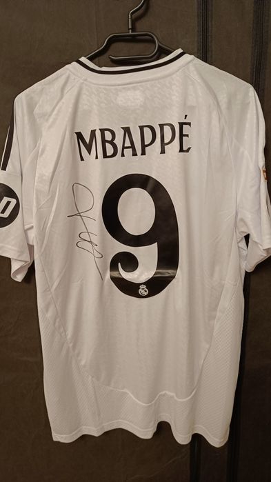 Vând tricoul lui Mbappe cu autograf