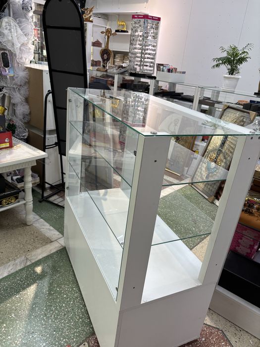 Продам  стеклянные витрины