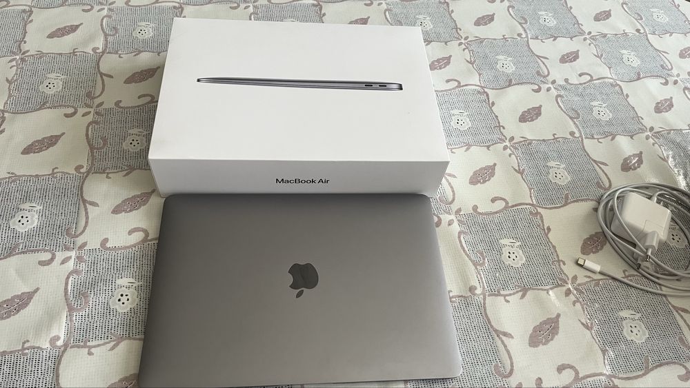 MacBook Air with Apple M1 chip 8Gb 256 Gb