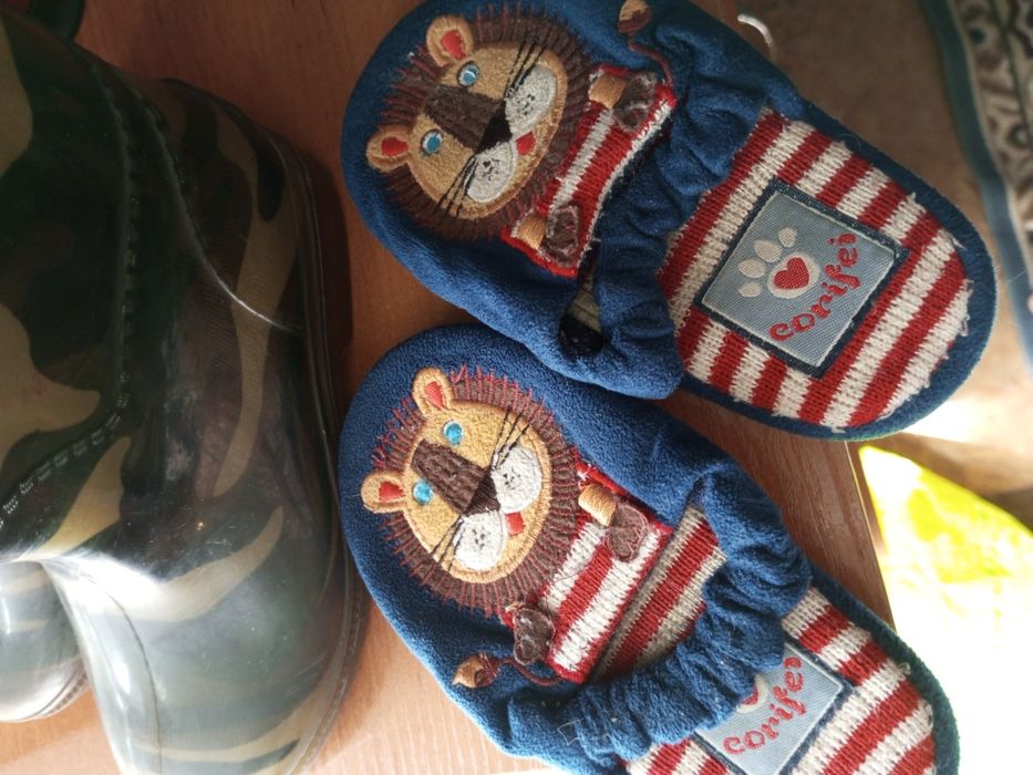 Продам детские ботинки и тапочки