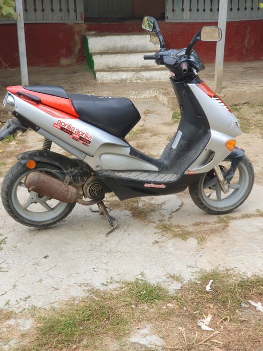 Vând scuter aprilia sr