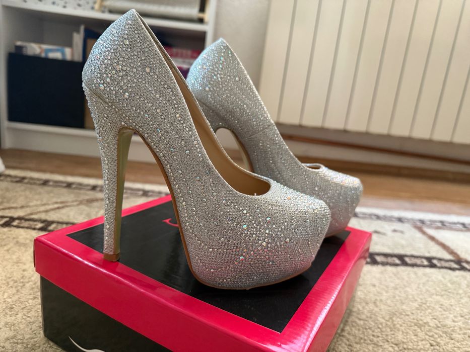 Елегантни обувки на висок ток