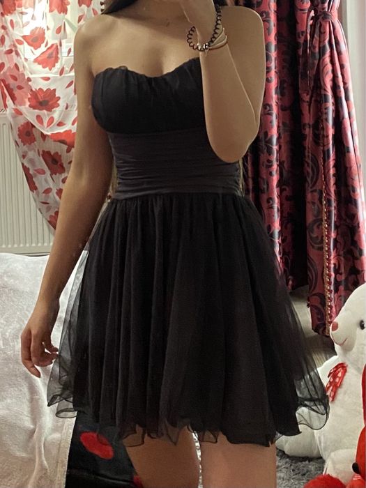 Rochie neagră cu tul