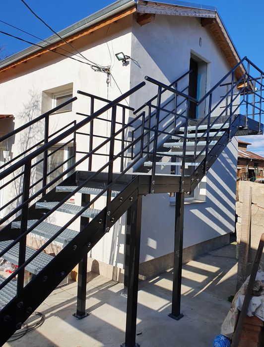 Метална стълба за втори етаж на къща