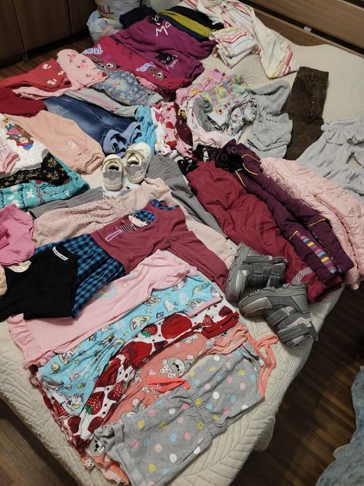 Платье, штаны, кофта, обувь на девочку
Продам