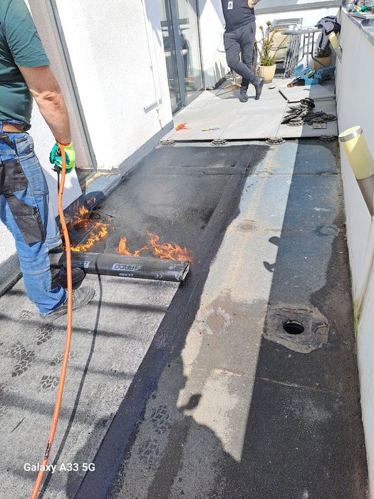 Reparatii Acoperisuri hidroizolatii,citerne, Jgheaburi,Burlane,Aticuri Vopsit acoperis curățat