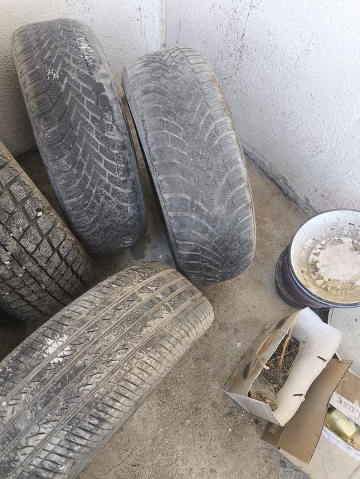 Шины  2 одинаковые 1 другой R15