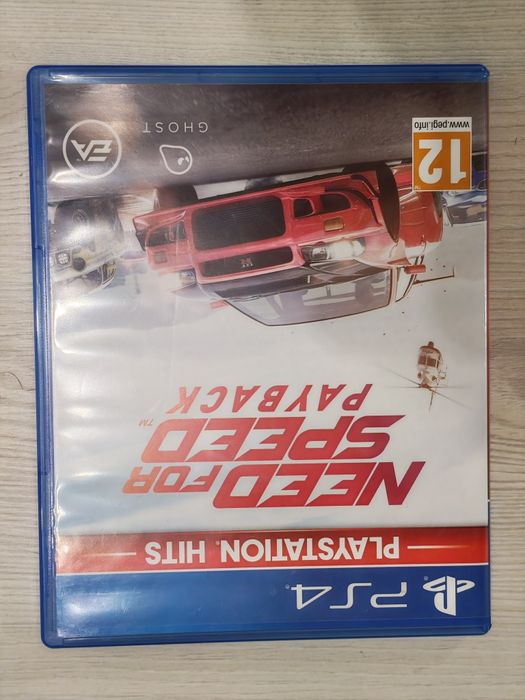 Диски и геймпад на PS 4
