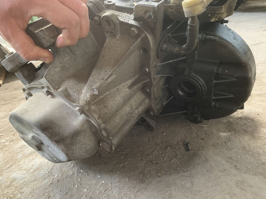 Скоростна кутия за Пежо 1.6hdi свалена е от пежо 207 2006г в перфектно