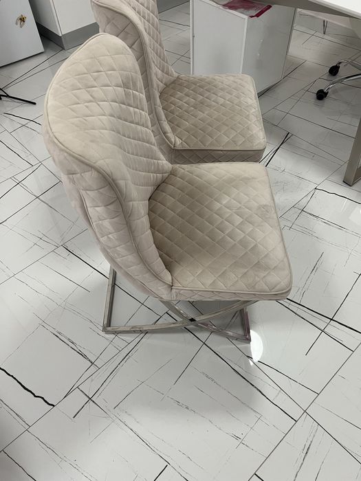 Продавам един брой стол