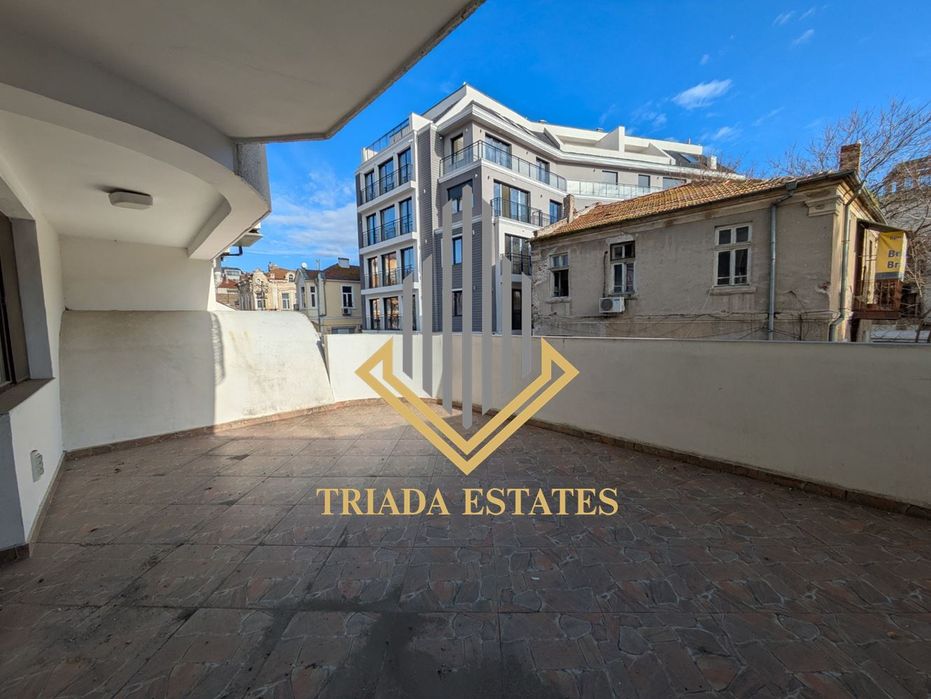 Продава се Тристаен апартамент в Бургас, Център - 152 кв.м за 1191 €/кв.м - Снимка #1