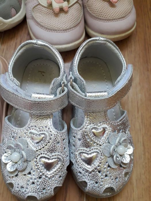 Продаю обувь детскую