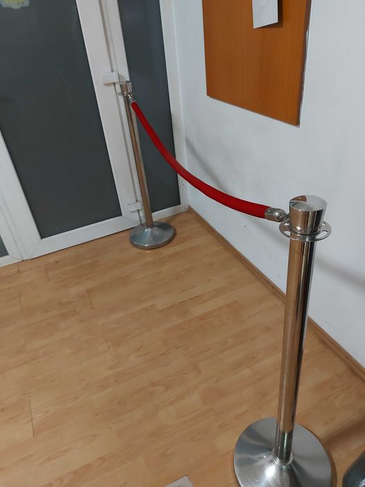 Coloane separeu, delimitare cu snur rosu