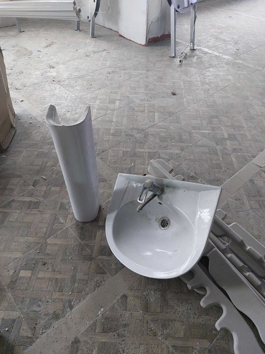 Продам раковины б/у целые 2 шт