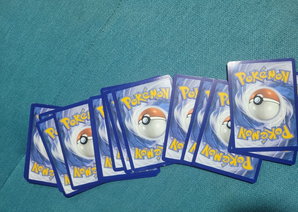 Vând carti pokemon