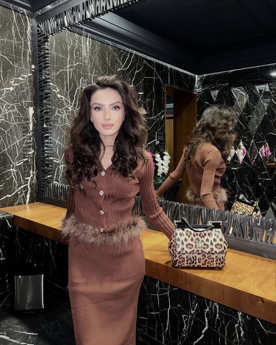 Коричневый двойка с перьями