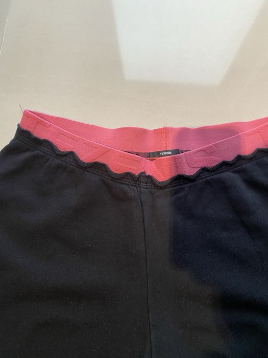 Pantaloni Tezenis de culoare neagra purtati de cateva ori